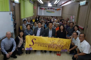 The photograph shows the staff of the Sales of First-hand Residential Properties Authority celebrating the Mid-Autumn Festival with the elderly at the SAGE Chai Wan District Elderly Community Centre in a lunch-time gathering on 22 September 2017.