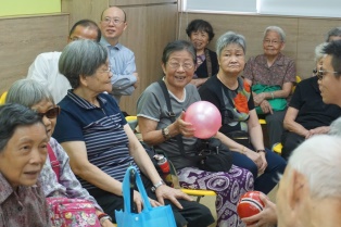 The photograph shows the staff of the Sales of First-hand Residential Properties Authority celebrating the Mid-Autumn Festival with the elderly at the SAGE Chai Wan District Elderly Community Centre in a lunch-time gathering on 22 September 2017.