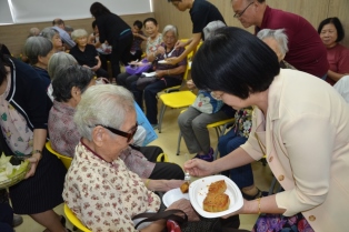 The photograph shows the staff of the Sales of First-hand Residential Properties Authority celebrating the Mid-Autumn Festival with the elderly at the SAGE Chai Wan District Elderly Community Centre in a lunch-time gathering on 22 September 2017.