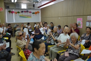 照片展示一手住宅物业销售监管局人员于2017年9月22日午膳期间，与耆康会柴湾长者地区中心的长者共贺中秋。