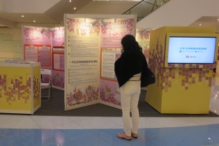 照片展示市民参閲巡迴展览的展板，了解《条例》的内容。