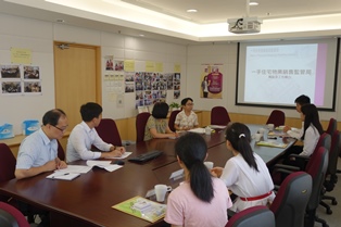 照片展示五位中六畢業生於2019年7月15日及16日到一手住宅物業銷售監管局參與2019/20年度「友‧導向」師友計劃，親身體驗職場實況。